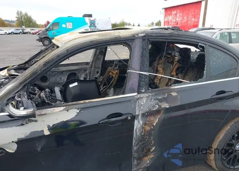 2017 BMW 330I z USA, uszkodzony, nr VIN WBA8B9C34HK885971